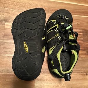 KEEN Big Kid’s Newport H2 Closed Toe Sandals